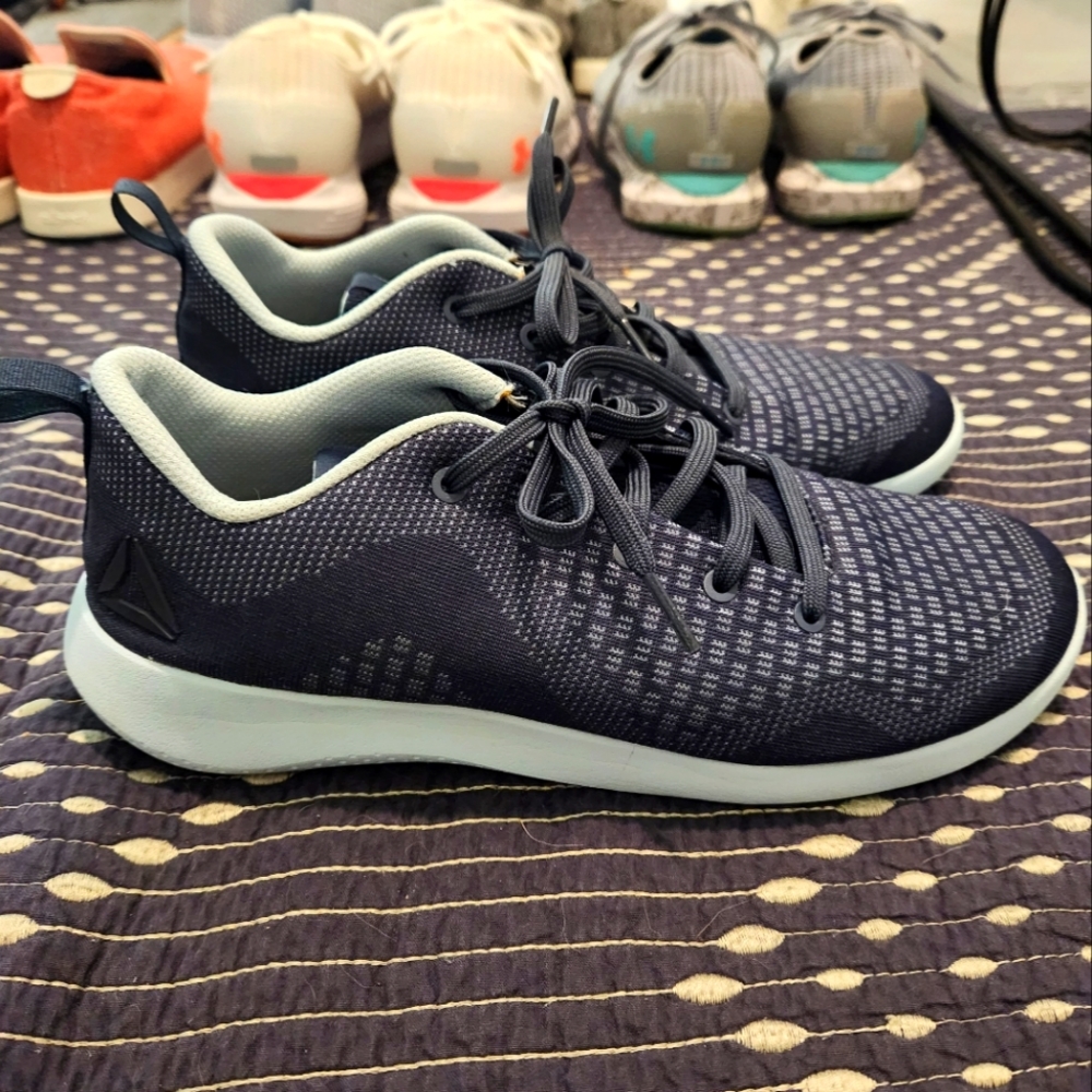 Reebok size 8.5 DMXlite sneaker in blue